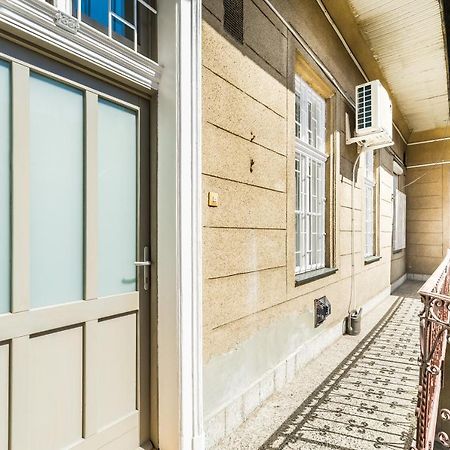 Sun-Splashed Retreat In The Heart Of A Vibrant Quarter Budapest Exteriör bild