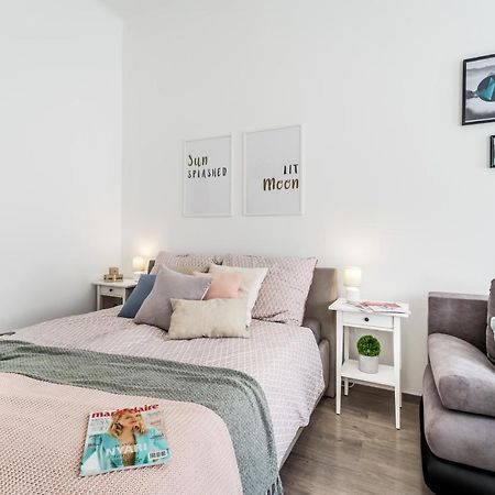Sun-Splashed Retreat In The Heart Of A Vibrant Quarter Budapest Exteriör bild