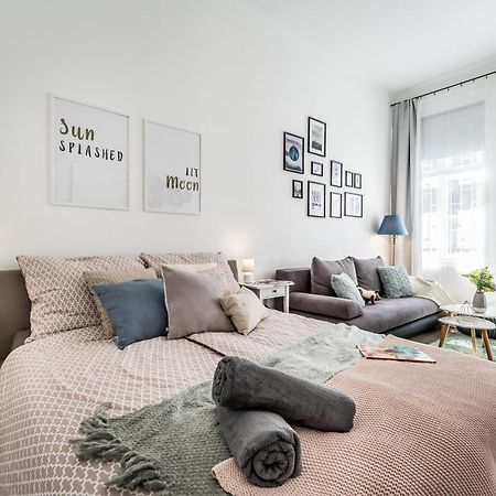 Sun-Splashed Retreat In The Heart Of A Vibrant Quarter Budapest Exteriör bild