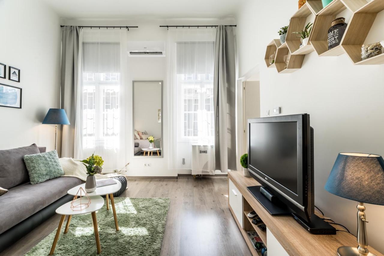 Sun-Splashed Retreat In The Heart Of A Vibrant Quarter Budapest Exteriör bild