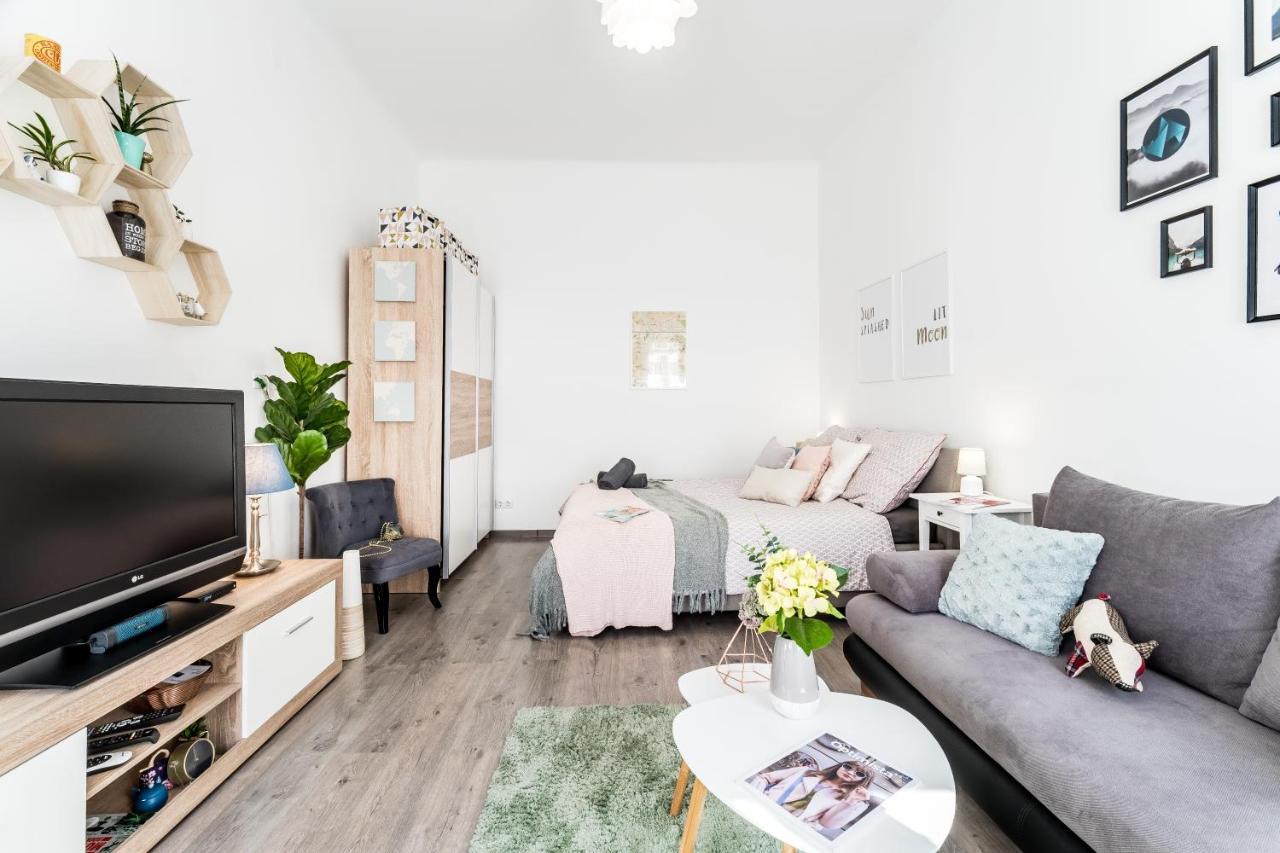 Sun-Splashed Retreat In The Heart Of A Vibrant Quarter Budapest Exteriör bild