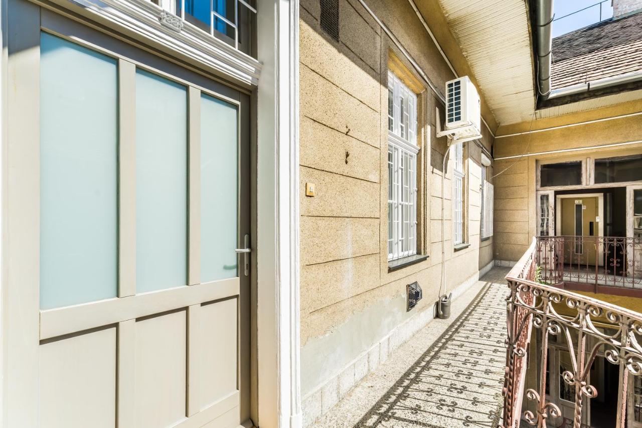 Sun-Splashed Retreat In The Heart Of A Vibrant Quarter Budapest Exteriör bild