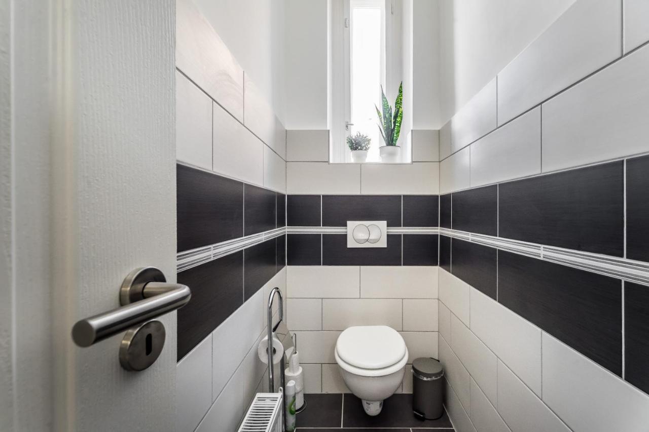 Sun-Splashed Retreat In The Heart Of A Vibrant Quarter Budapest Exteriör bild