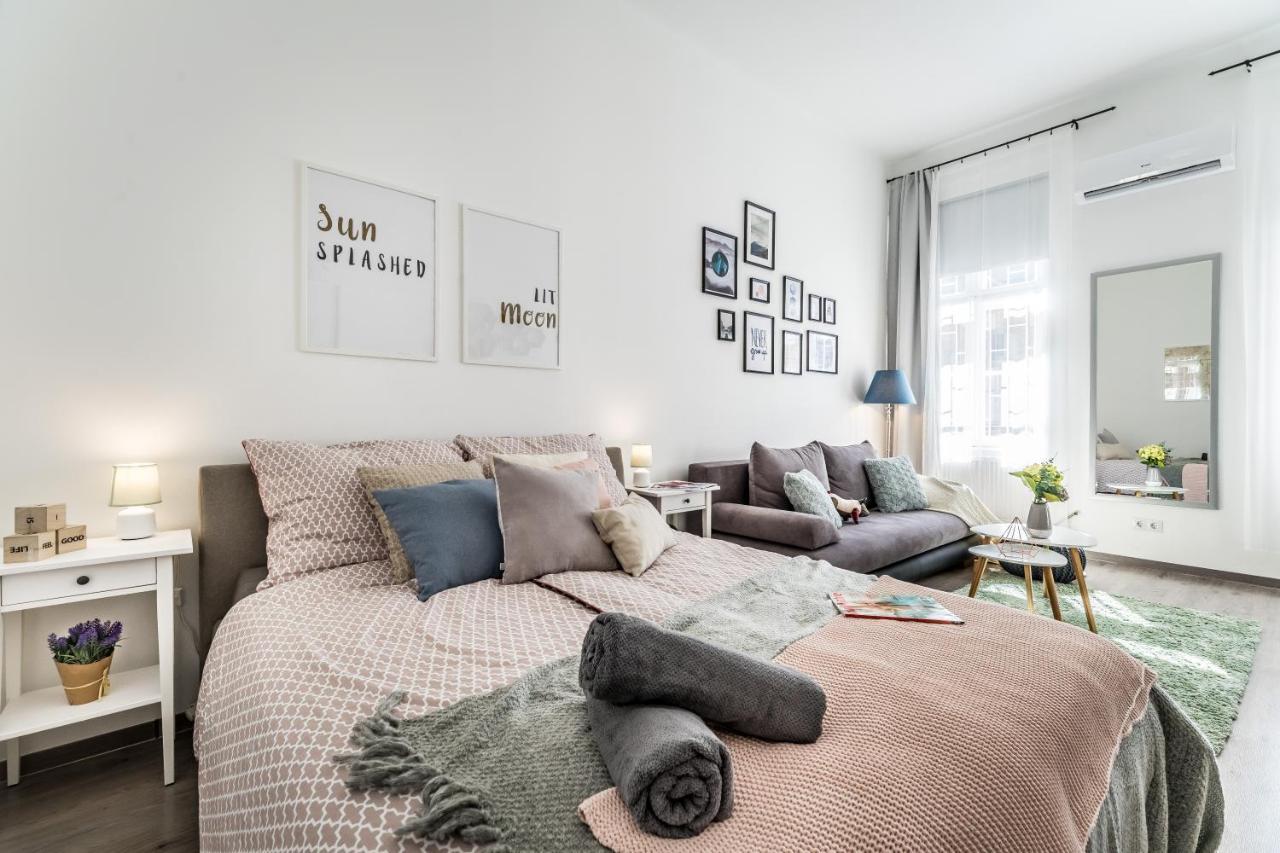 Sun-Splashed Retreat In The Heart Of A Vibrant Quarter Budapest Exteriör bild