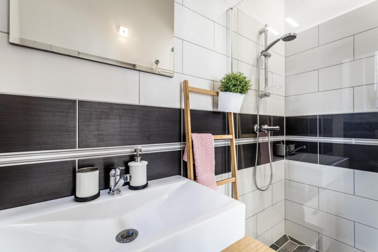 Sun-Splashed Retreat In The Heart Of A Vibrant Quarter Budapest Exteriör bild