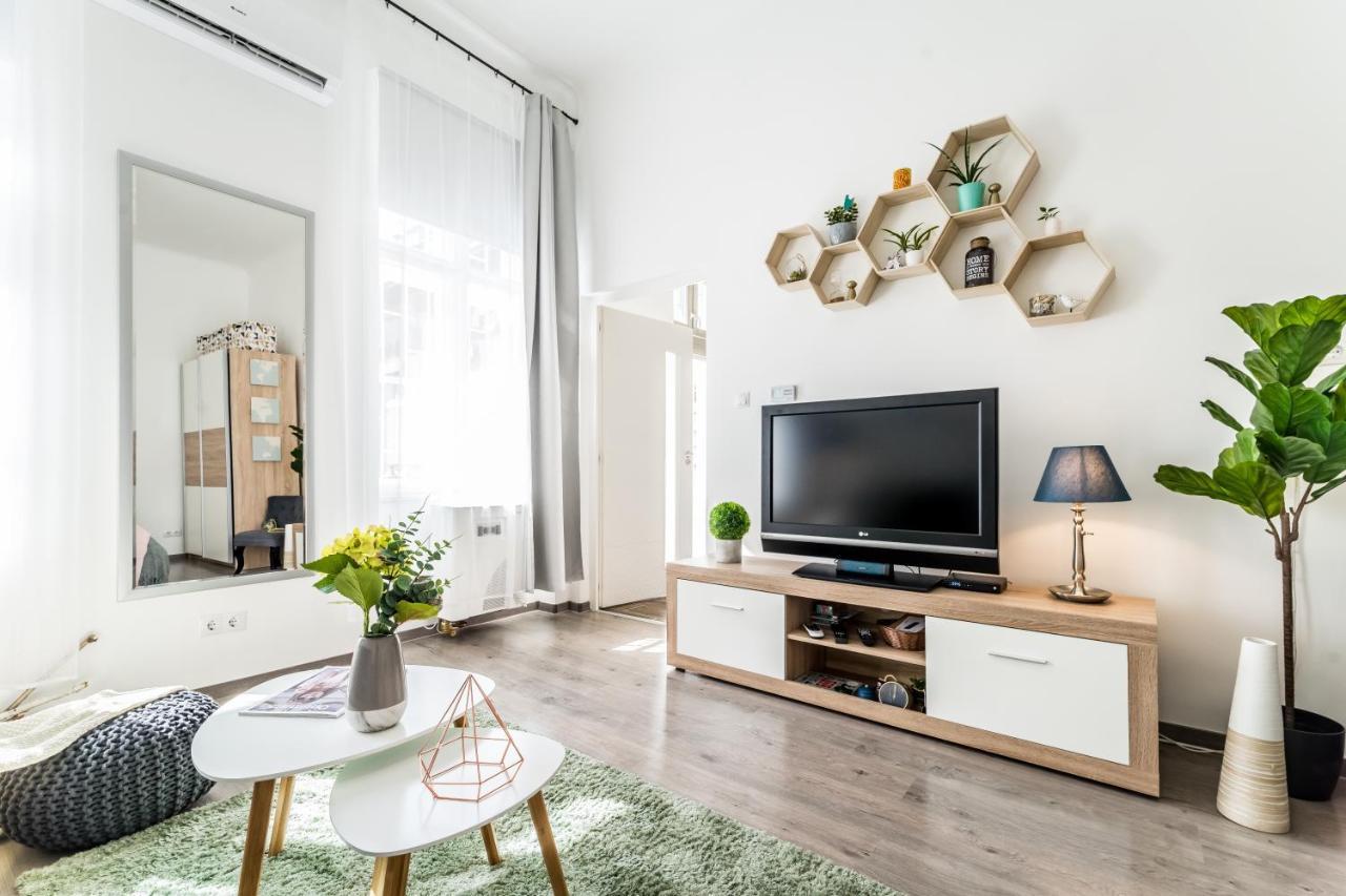 Sun-Splashed Retreat In The Heart Of A Vibrant Quarter Budapest Exteriör bild