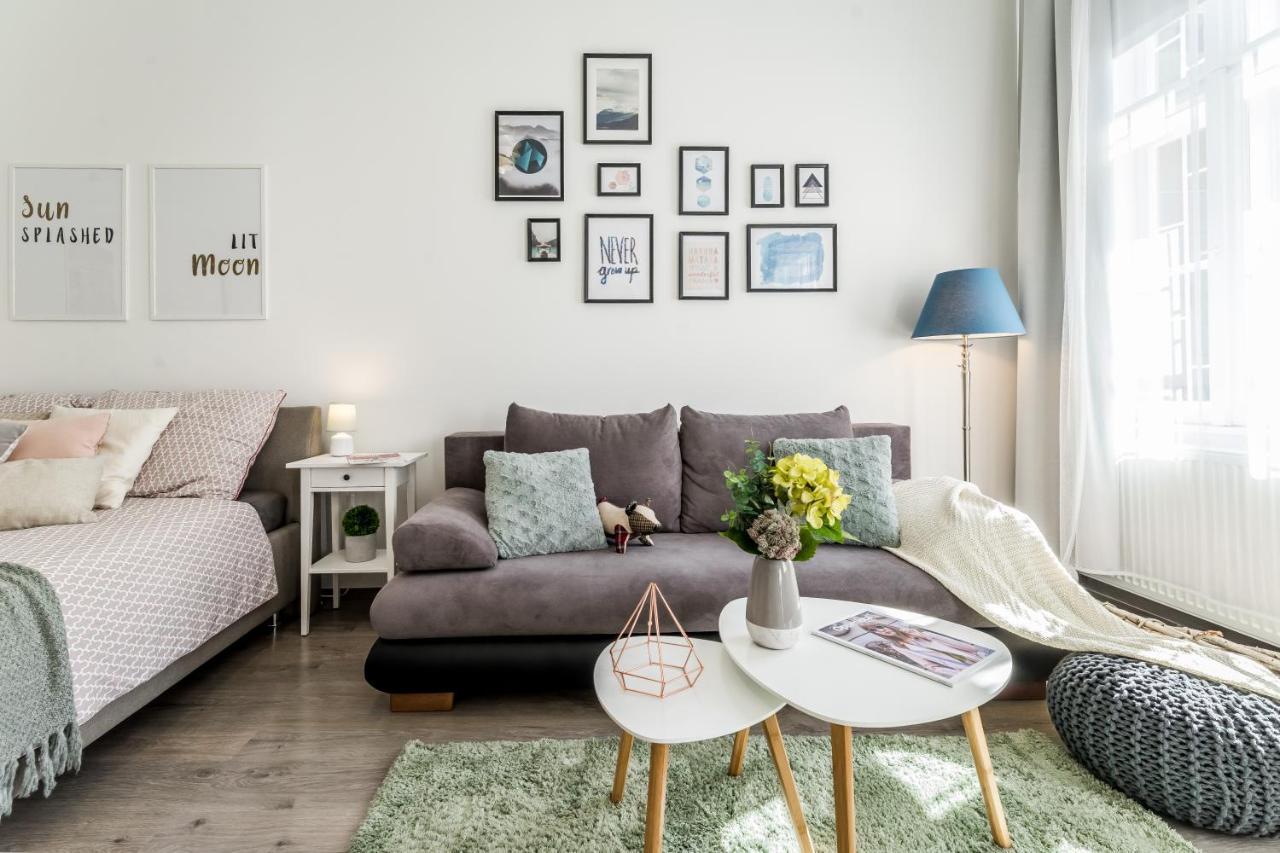 Sun-Splashed Retreat In The Heart Of A Vibrant Quarter Budapest Exteriör bild