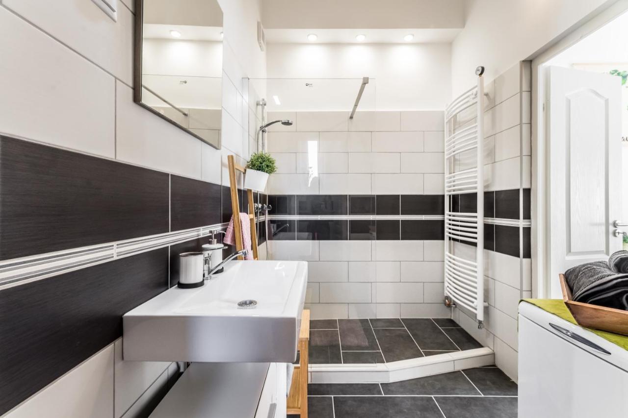 Sun-Splashed Retreat In The Heart Of A Vibrant Quarter Budapest Exteriör bild