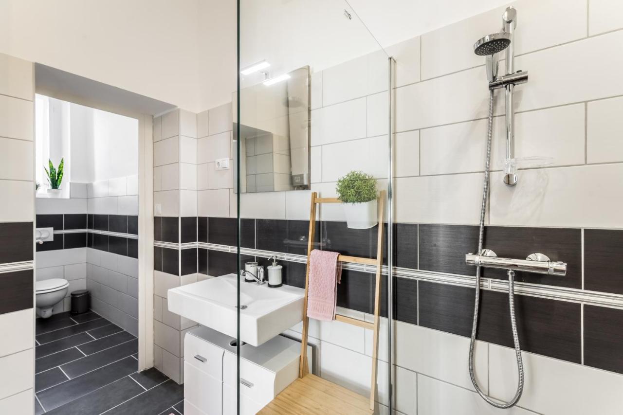 Sun-Splashed Retreat In The Heart Of A Vibrant Quarter Budapest Exteriör bild
